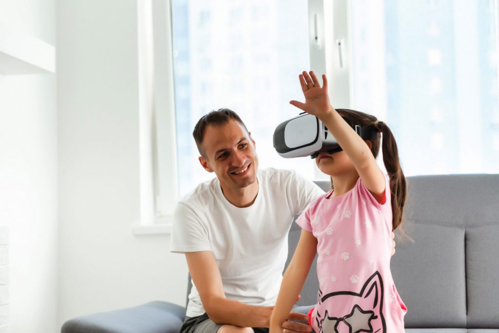 Vader met dochter die een VR bril op heeft