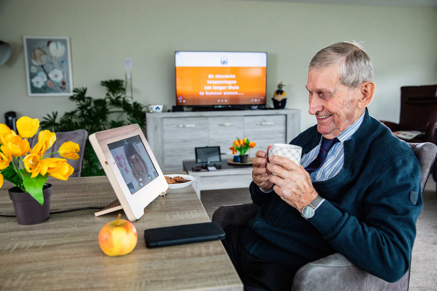 Lachende oude man die aan het videochatten is