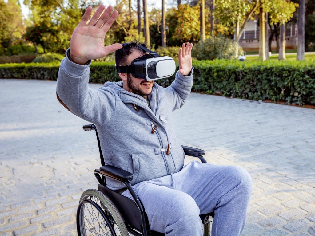Man in rolstoel met een VR bril op