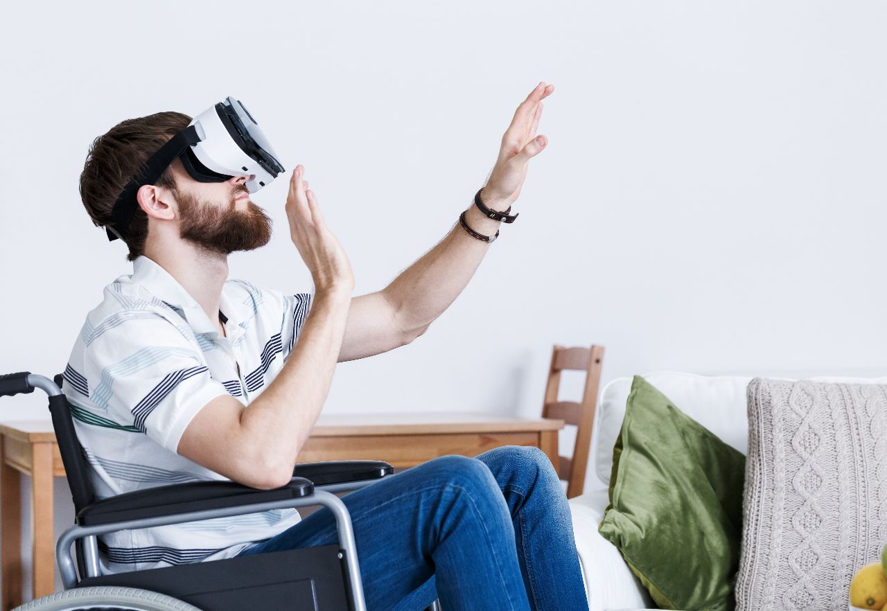 Jonge man in een rolstoel met een virtual reality-bril op