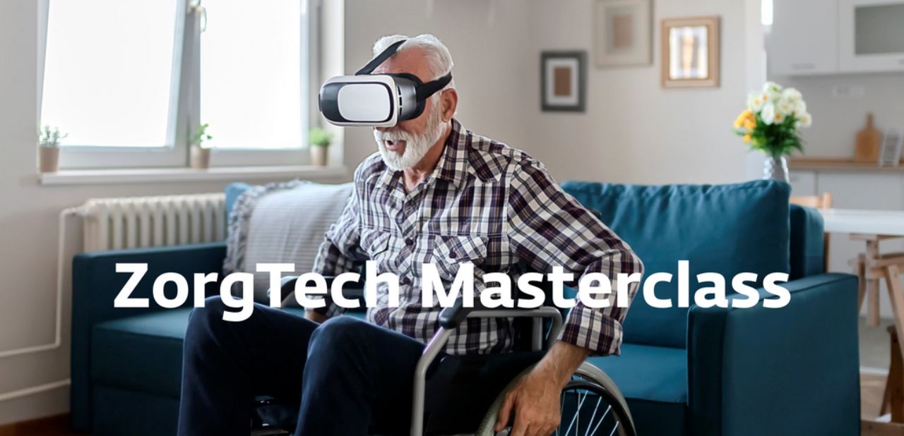 Foto van een man in rolstoel met een Virtual Reality bril op en de tekst ‘ZorgTech Masterclass’